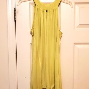 Sleeveless shirt. Color: celery. Keyhole in front and back